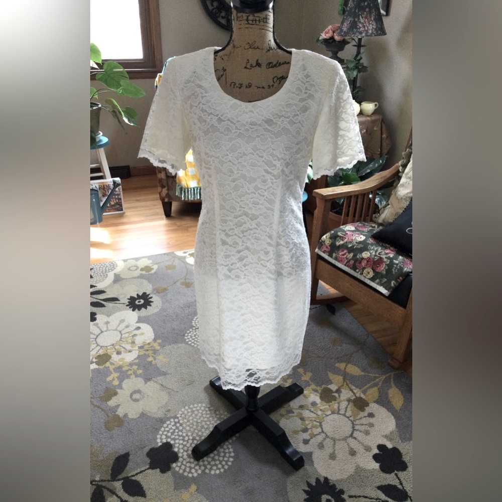 Cute, lightweight, lined lace dress with small shoulder pads (could be removed).